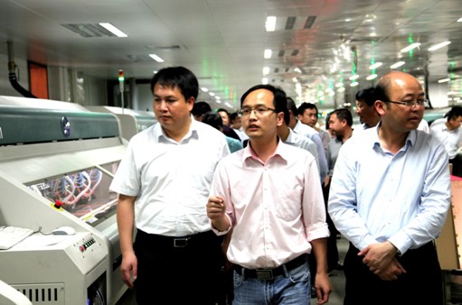 章貢區(qū)政府領(lǐng)導(dǎo)蒞臨柔性線路板廠贛州深聯(lián)參觀指導(dǎo)