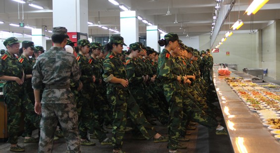 軍訓(xùn)教官誰最“賤”！排線fpc廠帶你一起看看面對(duì)美食站軍姿的新生。