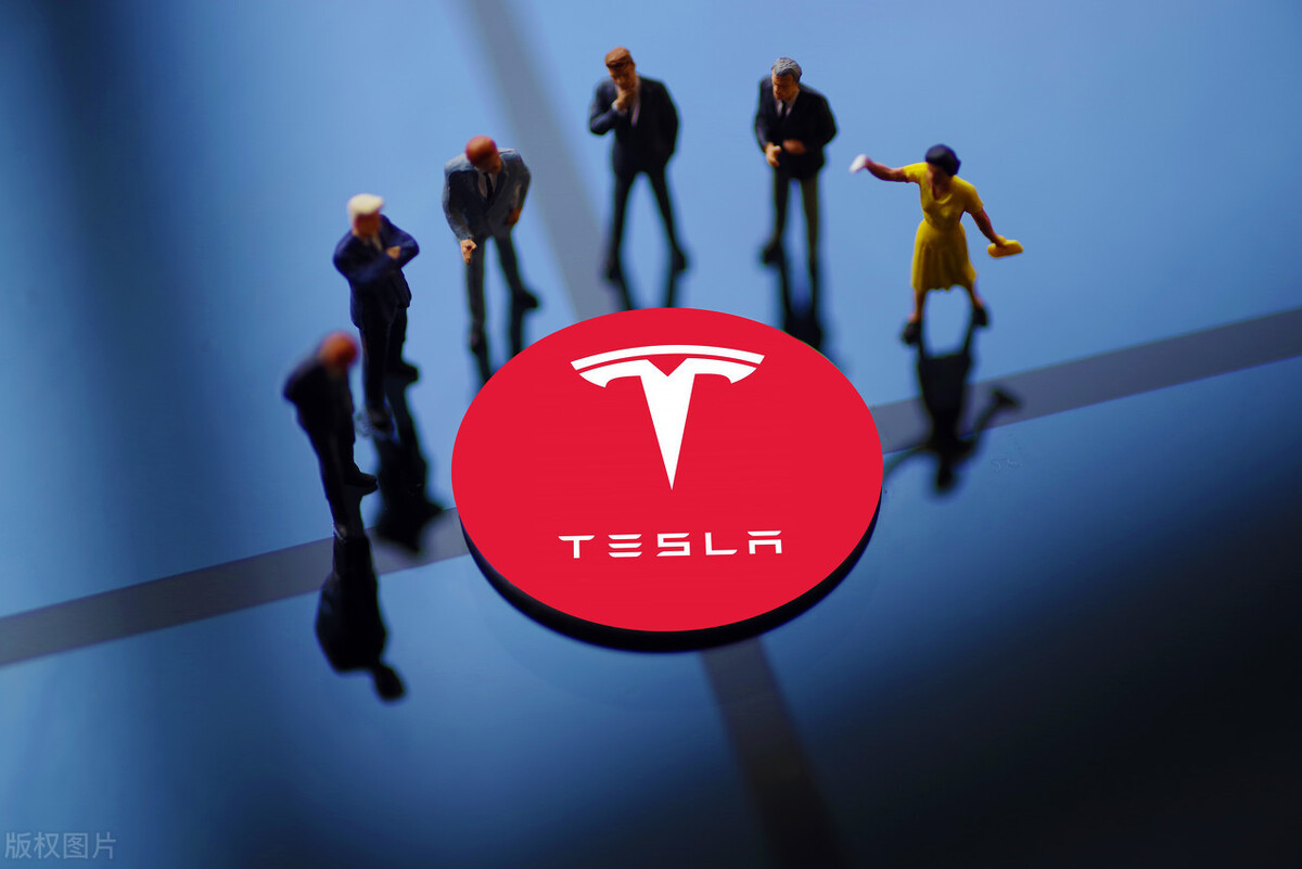 軟板廠之特斯拉系統(tǒng)全球宕機(jī)，有車主被困沙漠，市值一天跌2700億